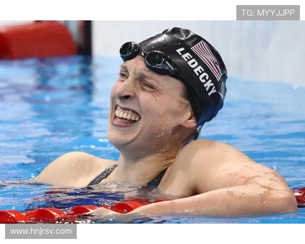 凯蒂·莱德基泳池边买起了那种天价水杯？我这钱包咋还不翻白眼？